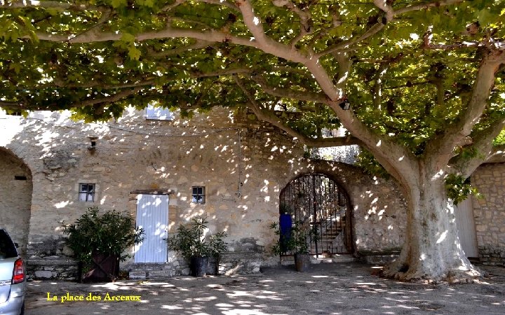 La place des Arceaux 