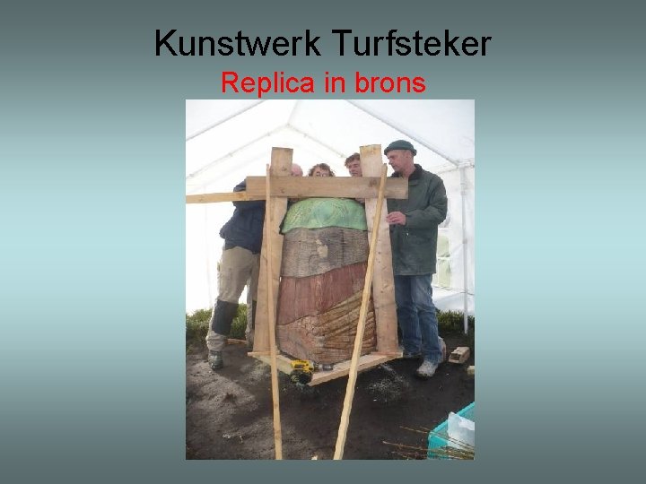 Kunstwerk Turfsteker Replica in brons 
