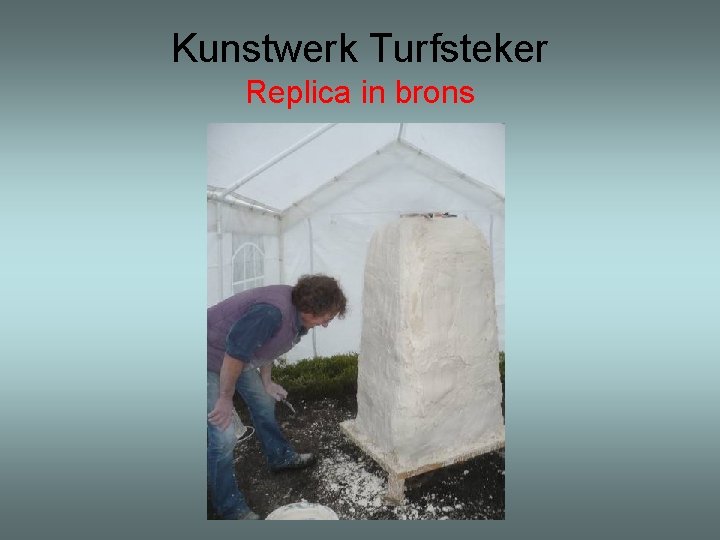 Kunstwerk Turfsteker Replica in brons 