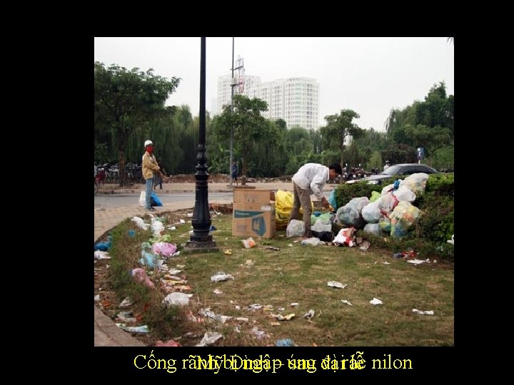 Cống rãnh ngập– úng vì rác MỹbịĐình sau đại lễ nilon 