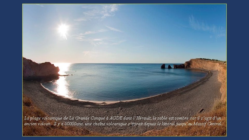 La plage volcanique de La Grande Conque à AGDE dans l’Hérault, le sable est