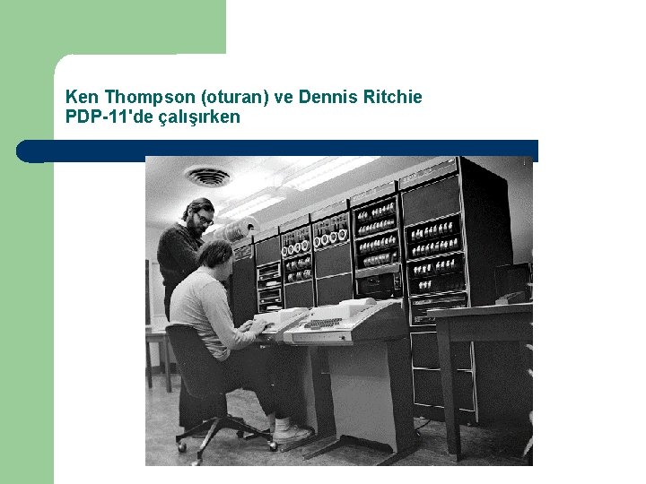 Ken Thompson (oturan) ve Dennis Ritchie PDP-11'de çalışırken 