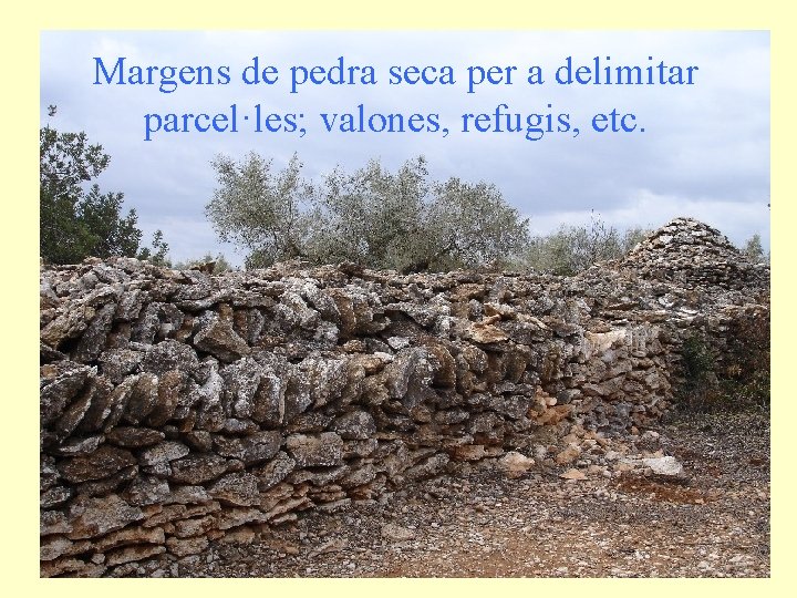 Margens de pedra seca per a delimitar parcel·les; valones, refugis, etc. 