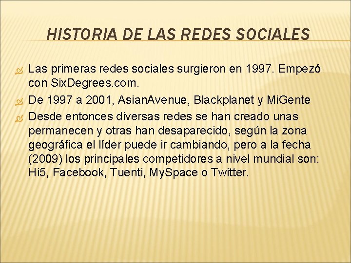 HISTORIA DE LAS REDES SOCIALES Las primeras redes sociales surgieron en 1997. Empezó con