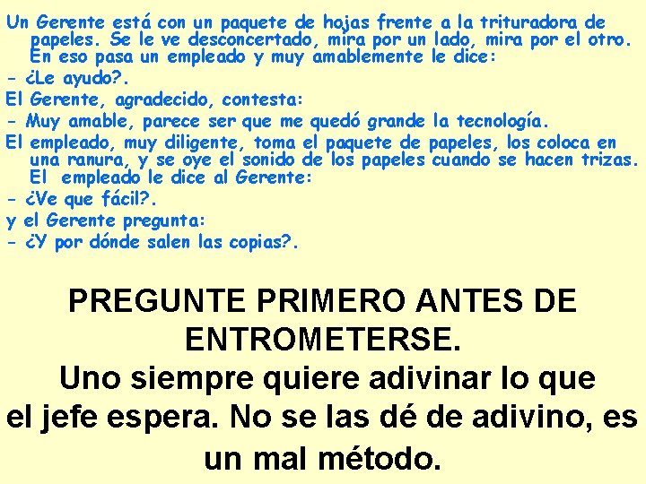 Un Gerente está con un paquete de hojas frente a la trituradora de papeles.