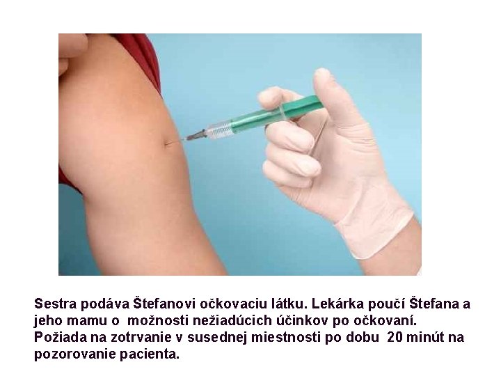 Sestra podáva Štefanovi očkovaciu látku. Lekárka poučí Štefana a jeho mamu o možnosti nežiadúcich