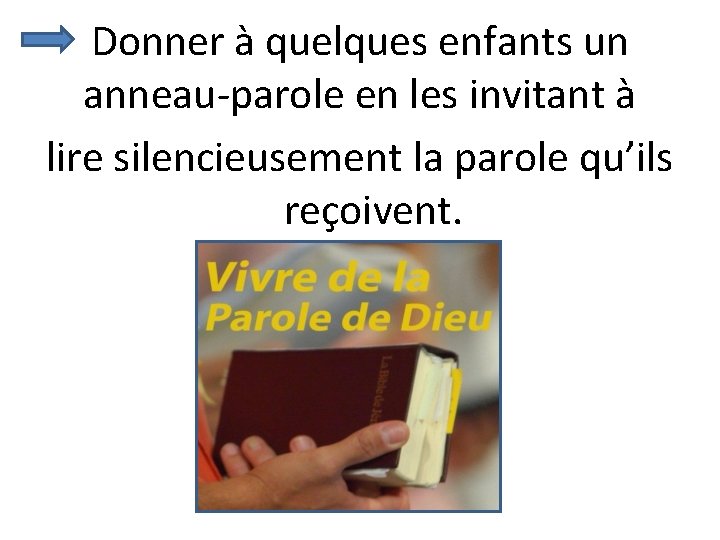 Donner à quelques enfants un anneau-parole en les invitant à lire silencieusement la parole