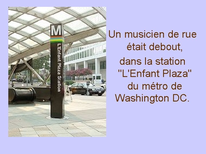 Un musicien de rue était debout, dans la station "L'Enfant Plaza" du métro de