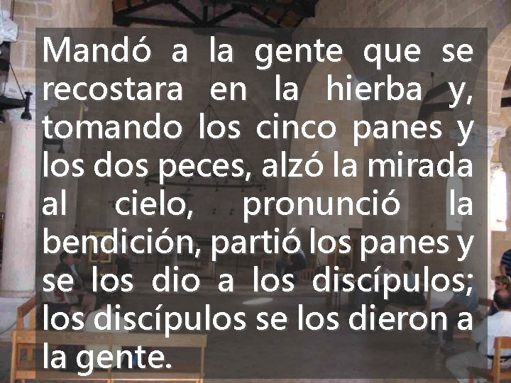 Mandó a la gente que se recostara en la hierba y, tomando los cinco