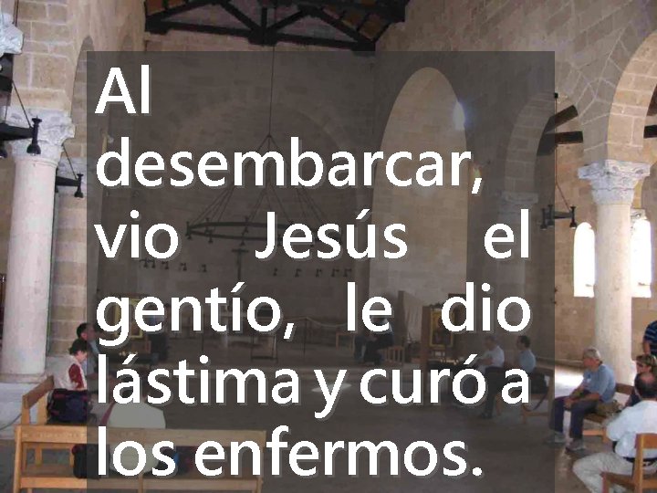 Al desembarcar, vio Jesús el gentío, le dio lástima y curó a los enfermos.