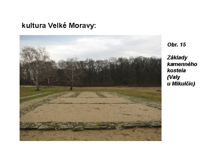 kultura Velké Moravy: Obr. 15 Základy kamenného kostela (Valy u Mikulčic) 