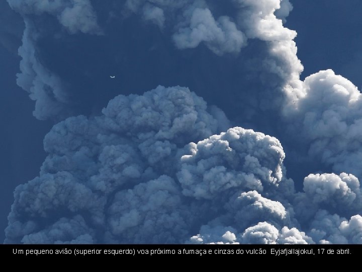 Um pequeno avião (superior esquerdo) voa próximo a fumaça e cinzas do vulcão Eyjafjallajokul,