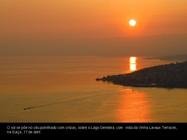 O sol se põe no céu polvilhado com cinzas, sobre o Lago Genebra, com