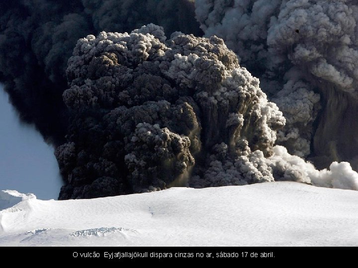 O vulcão Eyjafjallajökull dispara cinzas no ar, sábado 17 de abril. 