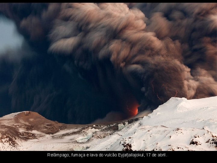 Relâmpago, fumaça e lava do vulcão Eyjafjallajokul, 17 de abril. 