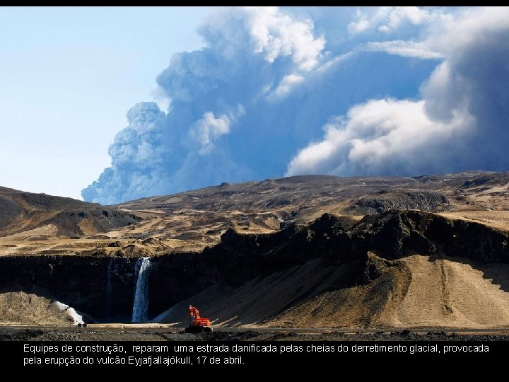 Equipes de construção, reparam uma estrada danificada pelas cheias do derretimento glacial, provocada pela