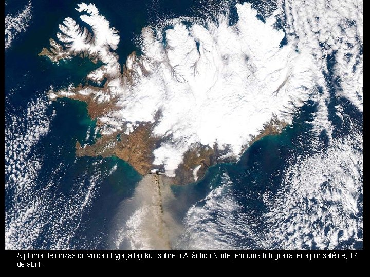 A pluma de cinzas do vulcão Eyjafjallajökull sobre o Atlântico Norte, em uma fotografia