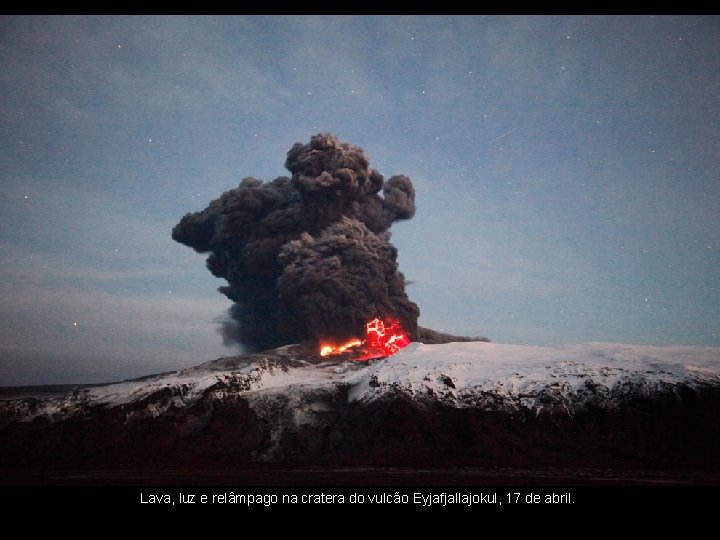 Lava, luz e relâmpago na cratera do vulcão Eyjafjallajokul, 17 de abril. 