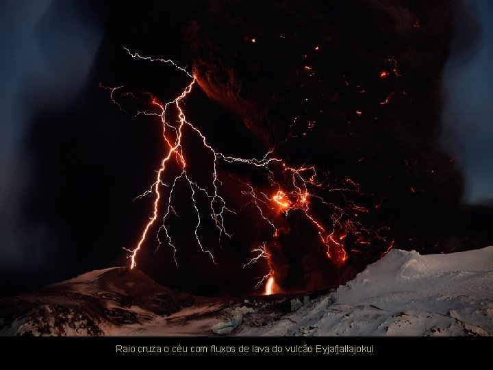 Raio cruza o céu com fluxos de lava do vulcão Eyjafjallajokul 