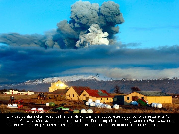 O vulcão Eyjafjallajökull, ao sul da Islândia, atira cinzas no ar pouco antes do