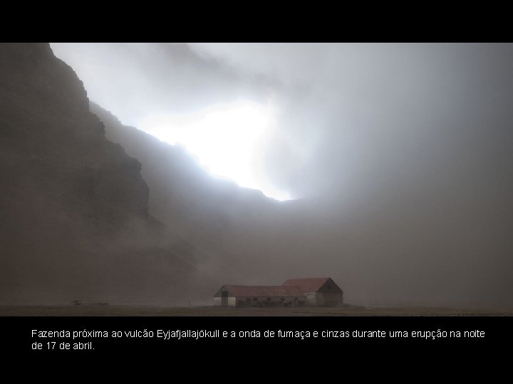 Fazenda próxima ao vulcão Eyjafjallajökull e a onda de fumaça e cinzas durante uma