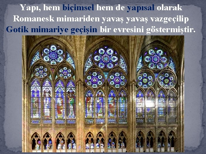 Yapı, hem biçimsel hem de yapısal olarak Romanesk mimariden yavaş vazgeçilip Gotik mimariye geçişin