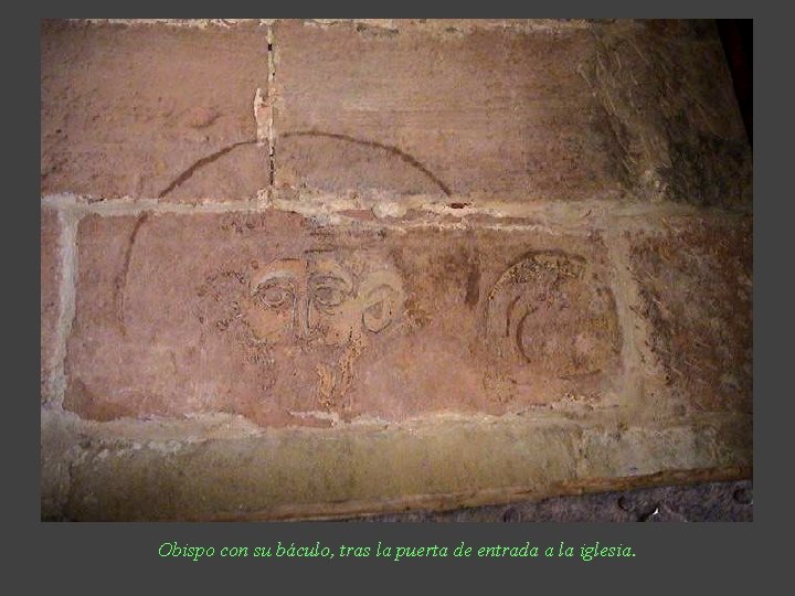 Obispo con su báculo, tras la puerta de entrada a la iglesia. 