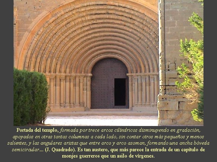 Portada del templo, formada por trece arcos cilíndricos disminuyendo en gradación, apoyados en otras