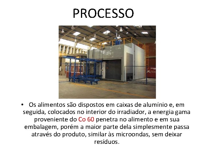 PROCESSO • Os alimentos são dispostos em caixas de alumínio e, em seguida, colocados