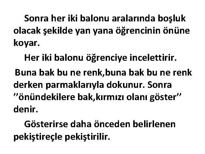 Sonra her iki balonu aralarında boşluk olacak şekilde yana öğrencinin önüne koyar. Her iki