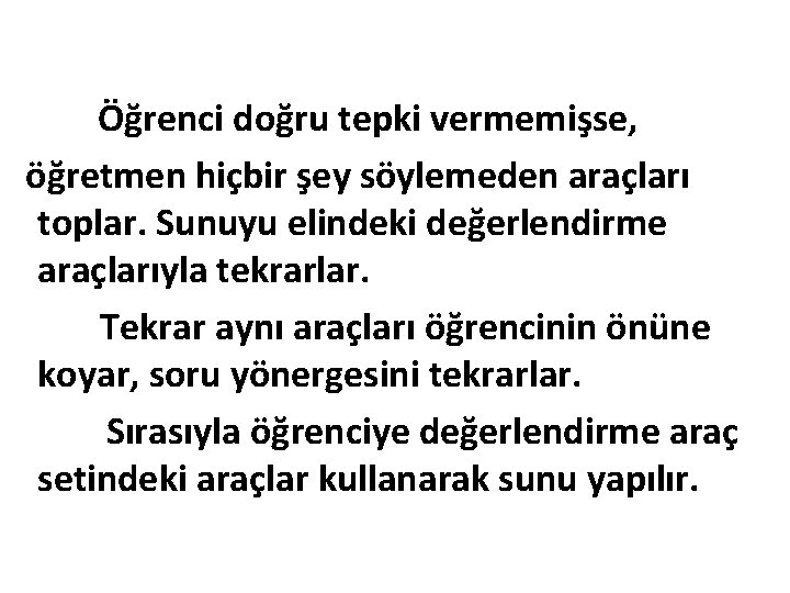 Öğrenci doğru tepki vermemişse, öğretmen hiçbir şey söylemeden araçları toplar. Sunuyu elindeki değerlendirme araçlarıyla