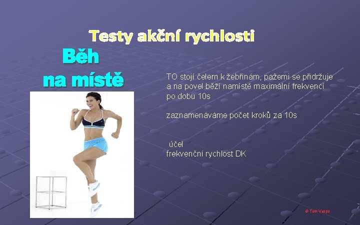 TO stojí čelem k žebřinám, pažemi se přidržuje a na povel běží namístě maximální