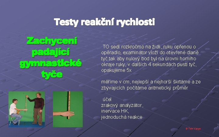 TO sedí rozkročmo na židli, ruku opřenou o opěradlo, examinátor vloží do otevřené dlaně