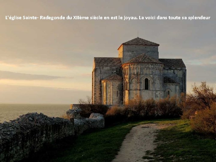 L'église Sainte- Radegonde du XIIème siècle en est le joyau. La voici dans toute