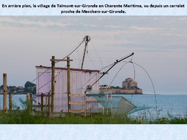 En arrière plan, le village de Talmont-sur-Gironde en Charente Maritime, vu depuis un carrelet