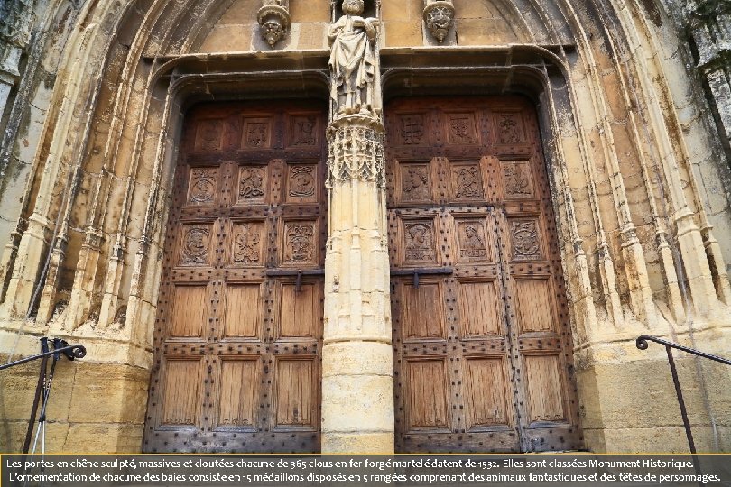 Les portes en chêne sculpté, massives et cloutées chacune de 365 clous en fer