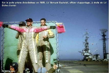 Sur le porte-avions Bois-Belleau en 1958, LV Bernard Bachelot, officier d’appontage, à droite du