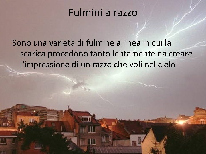 Fulmini a razzo Sono una varietà di fulmine a linea in cui la scarica