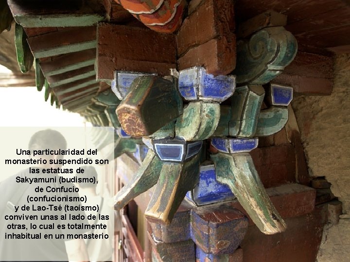 Una particularidad del monasterio suspendido son las estatuas de Sakyamuni (budismo), de Confucio (confucionismo)