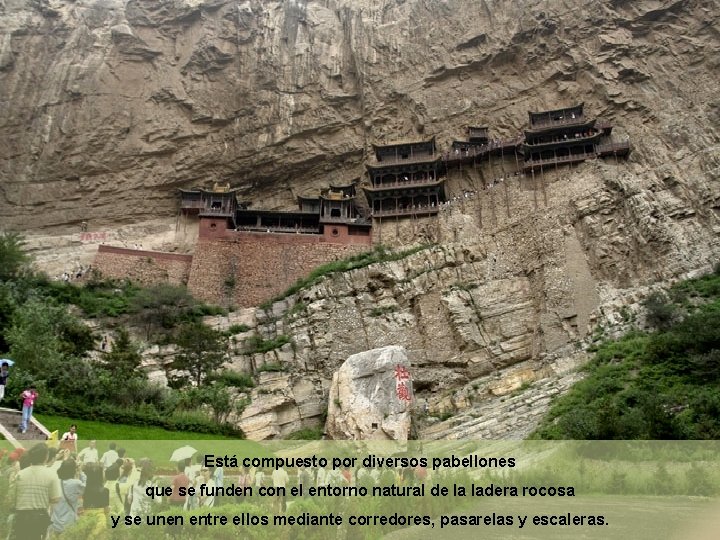 Está compuesto por diversos pabellones que se funden con el entorno natural de la