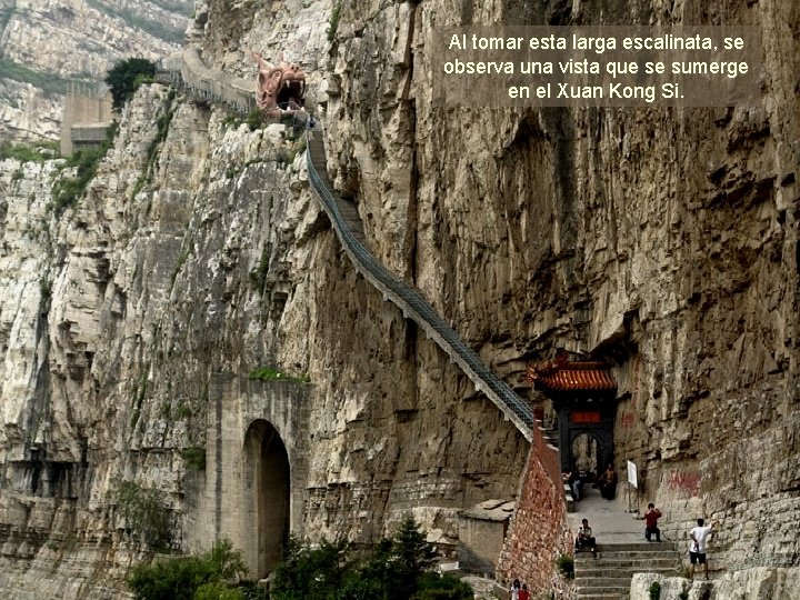 Al tomar esta larga escalinata, se observa una vista que se sumerge en el