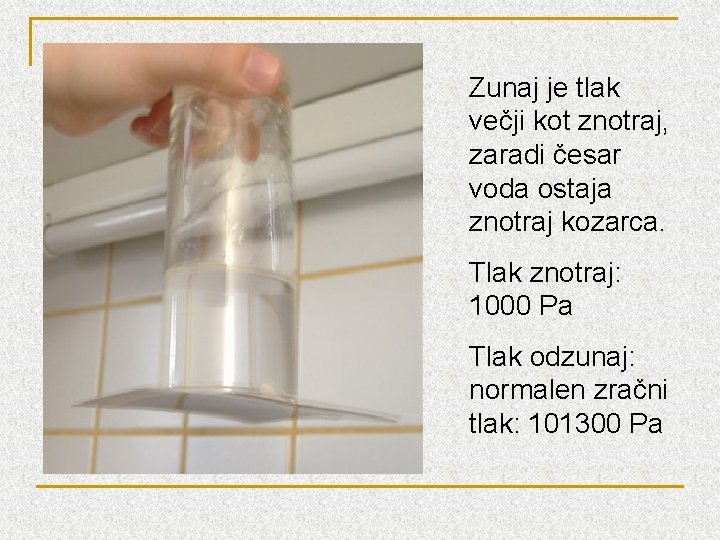 Zunaj je tlak večji kot znotraj, zaradi česar voda ostaja znotraj kozarca. Tlak znotraj: