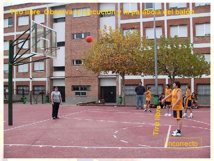 Tir o lib re Tiro libre. Observa la ejecución y la parábola del balón.