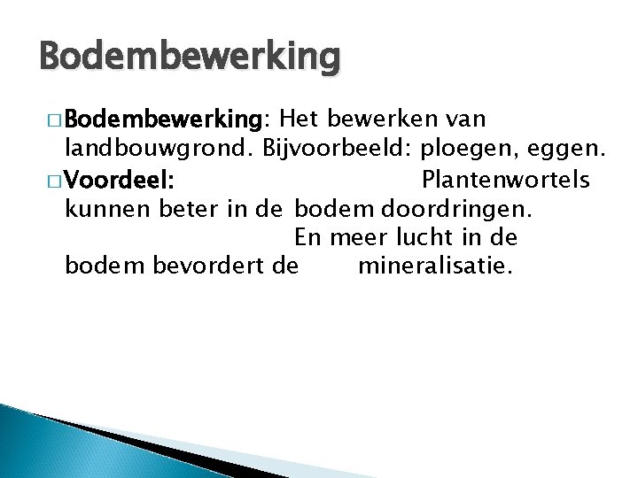 Bodembewerking � Bodembewerking: Het bewerken van landbouwgrond. Bijvoorbeeld: ploegen, eggen. � Voordeel: Plantenwortels kunnen