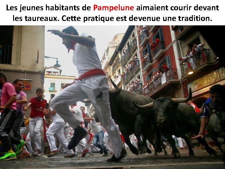 Les jeunes habitants de Pampelune aimaient courir devant les taureaux. Cette pratique est devenue