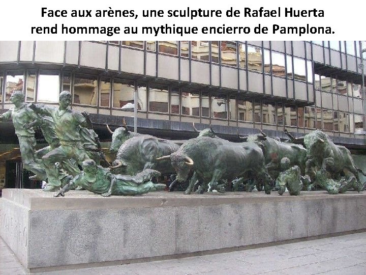 Face aux arènes, une sculpture de Rafael Huerta rend hommage au mythique encierro de