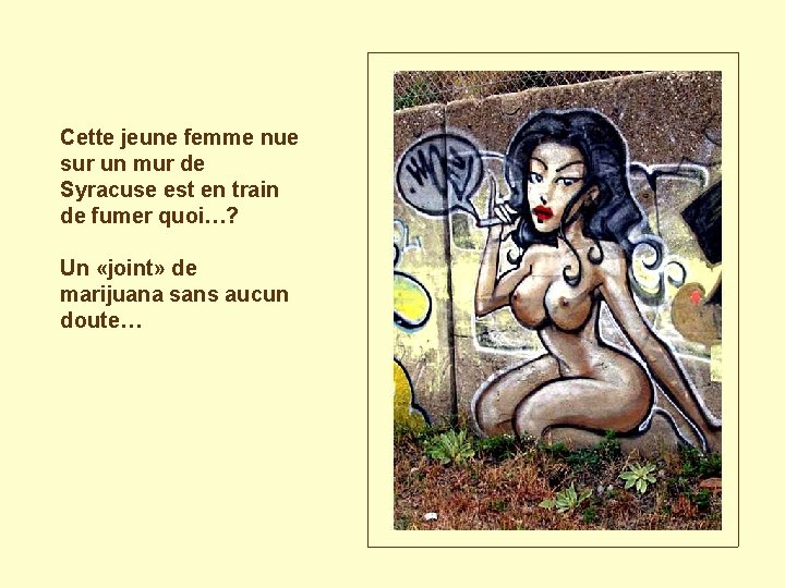 Cette jeune femme nue sur un mur de Syracuse est en train de fumer