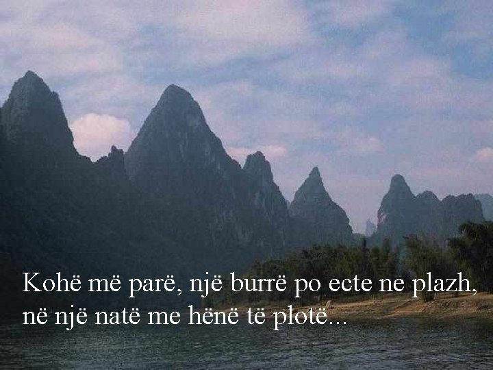 Kohë më parë, një burrë po ecte ne plazh, në një natë me hënë