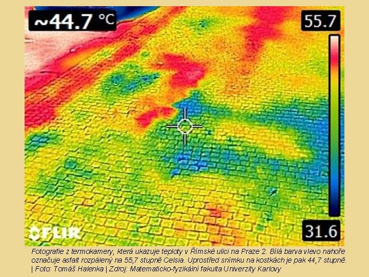 Fotografie z termokamery, která ukazuje teploty v Římské ulici na Praze 2. Bílá barva