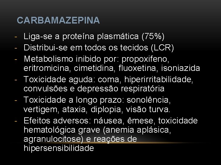CARBAMAZEPINA - Liga-se a proteína plasmática (75%) - Distribui-se em todos os tecidos (LCR)